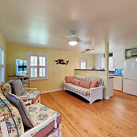 Breezy Cottage - One Bedroom Home